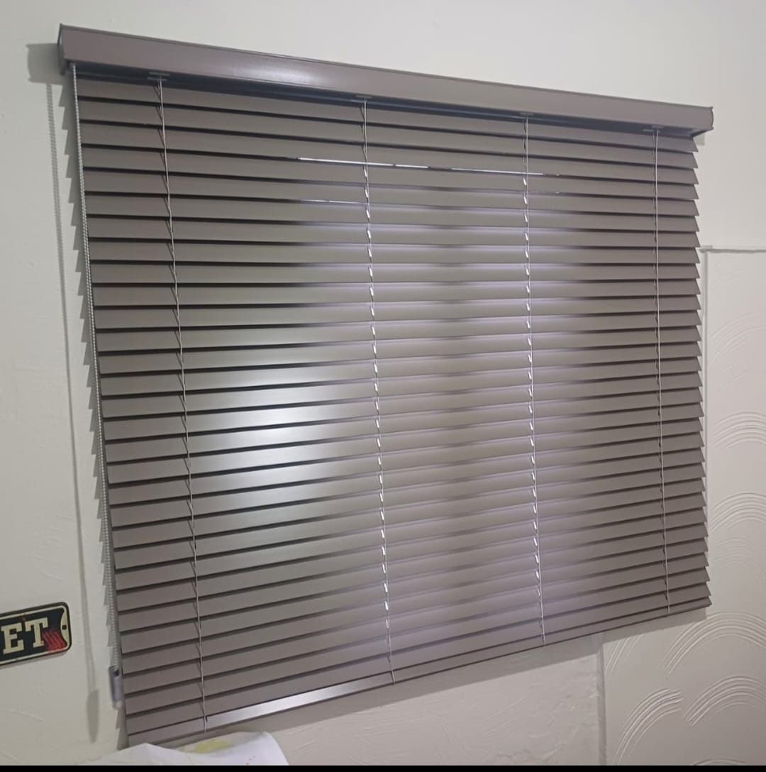 Persiana horizontal marrom em ambiente clean