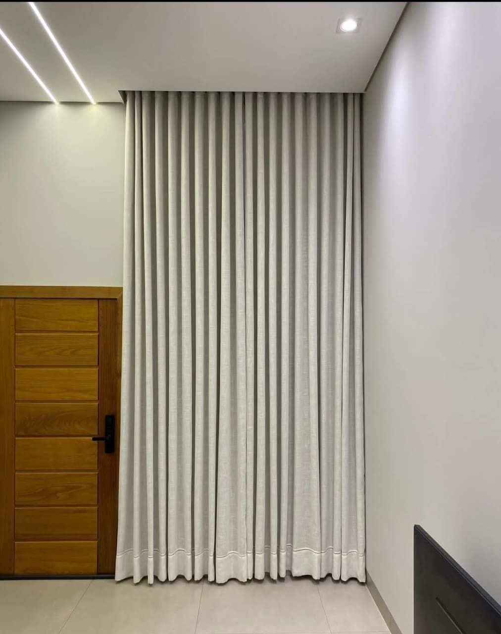 Cortina de linho até o teto em hall de entrada