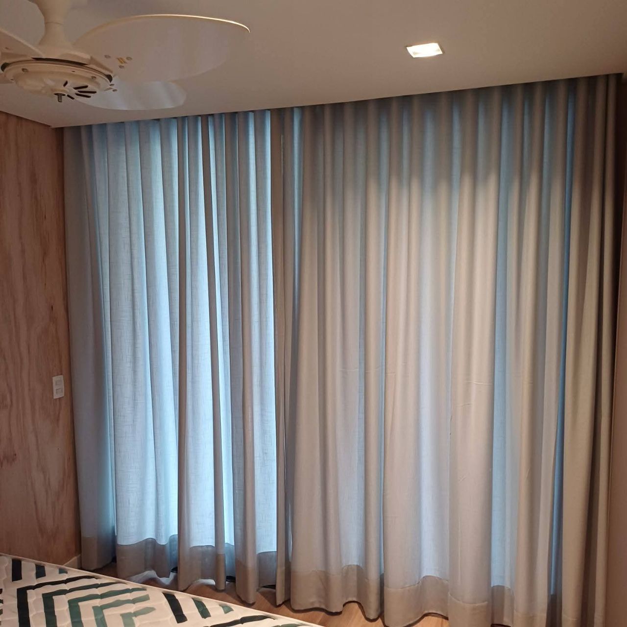 Cortina dupla com voil e blackout em quarto