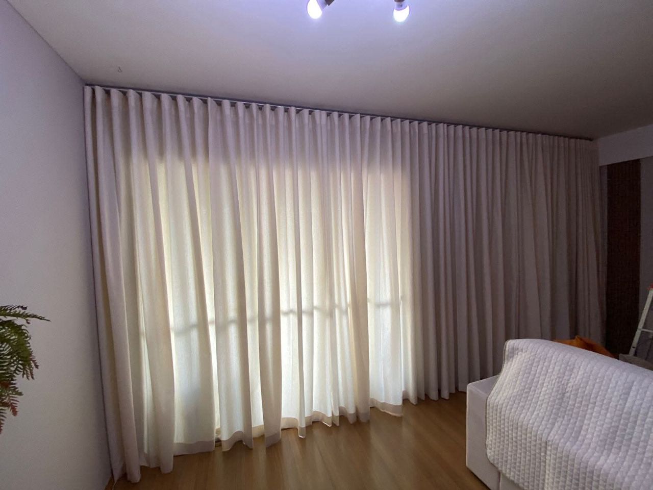 Cortina voil off-white em sala de estar
