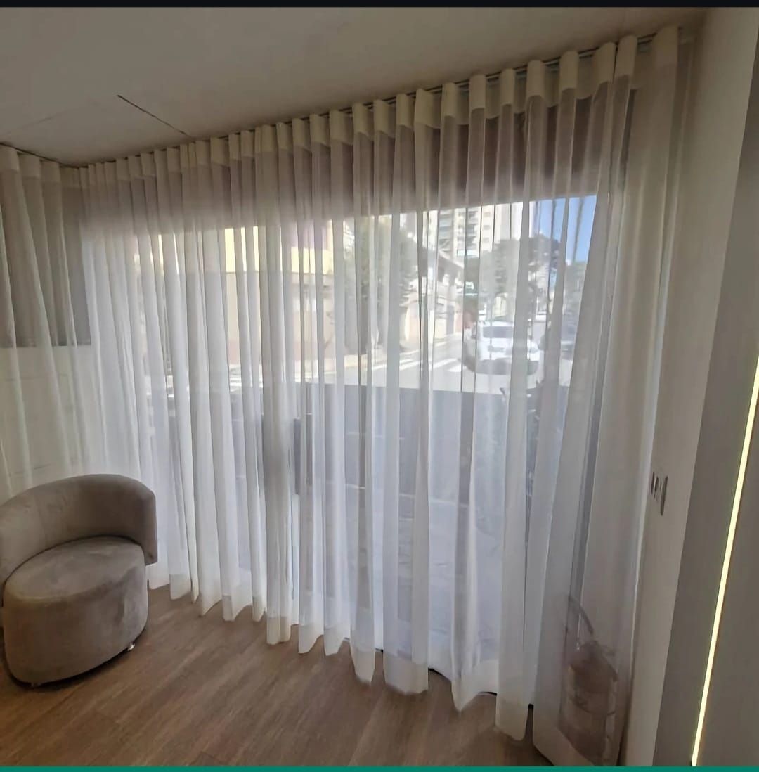 Cortina voil branca em sala com vista panorâmica